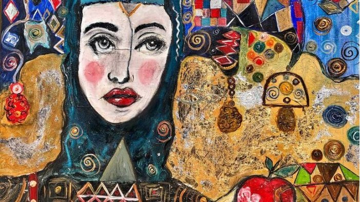 في هذه الصورة، تظهر شخصية أنثوية تحمل تفاحة بيدها. تتميز بملامح قوية وعينين معبرتين، وتحيط بها تفاصيل هندسية وزخارف ملونة تعكس تأثير الفن الحديث. تتنوع الألوان في الخلفية بين أزرق، ذهبي، وأحمر، مما يضيف بعدًا بصريًا غنيًا للعمل. يبدو أن الأشكال والزخارف تعكس تنوعًا ثقافيًا، مما يجعل الصورة مثيرة للاهتمام وتجذب الأنظار.