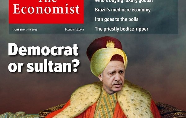 L'image présente la couverture du magazine "The Economist" de juin 2013. On y voit un homme habillé de manière traditionnelle avec des vêtements ornés et un turban, assis sur un trône. Il porte également un masque à gaz, ajoutant une dimension provocante et symbolique à l'image. Le titre pose la question "Démocrate ou sultan ?", suggérant un débat sur le style de leadership du personnage représenté. En arrière-plan, les thèmes abordés incluent la politique internationale et les défis économiques de divers pays.