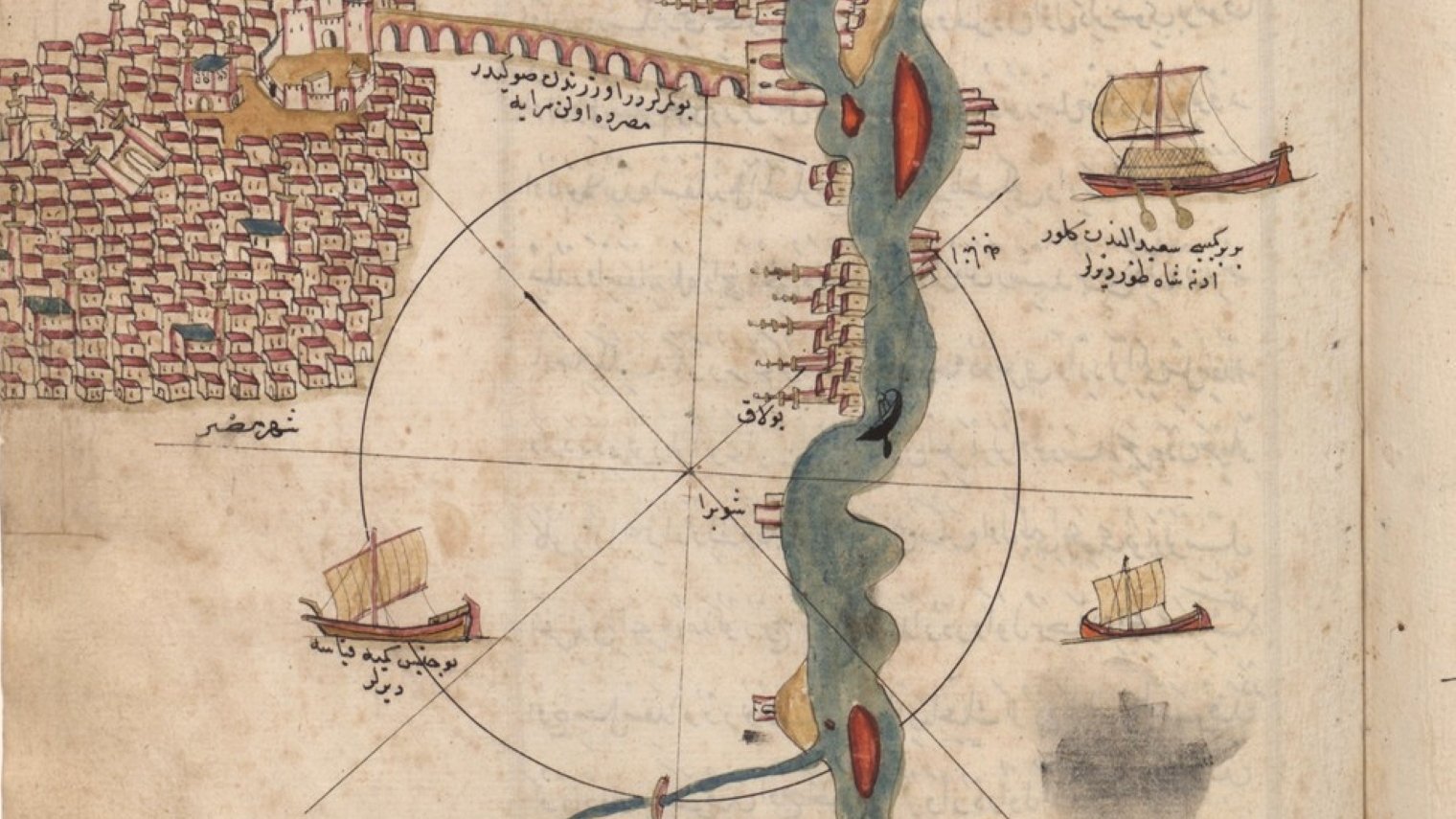 L'image représente une ancienne carte maritime ou géographique. On y voit une portion de la ville avec des bâtiments, ainsi que des pyramides. Un fleuve est illustré au centre, avec des bateaux naviguant sur ses eaux. La carte contient des annotations en arabe et des éléments décoratifs, comme des motifs colorés. L'ensemble semble avoir été réalisé à la main, avec un style artistique qui reflète les pratiques cartographiques de l'époque.