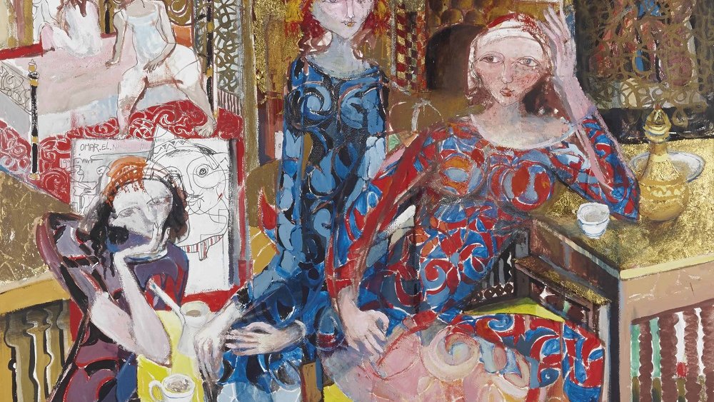 تظهر الصورة مشهداً فنياً معبراً يتكون من ثلاث نساء يجلسن في غرفة تحتوي على تفاصيل غنية. النسوة ترتدي كل منهن ألواناً نابضة بالحياة، حيث تتنوع أزياؤهن بين الأحمر والأزرق. التعبيرات على وجوههن تعكس مشاعر مختلفة، مما يضفي عمقاً على المشهد. الجدران محاطة بزخارف معقدة، وتظهر بعض العناصر التقليدية مثل الأكواب وأدوات الزينة. يتواجد في الخلفية بعض الانعكاسات، مما يوحي بحضور زوايا إضافية من المكان. الجو العام للصورة يوحي بالحميمية والتواصل بين الشخصيات.