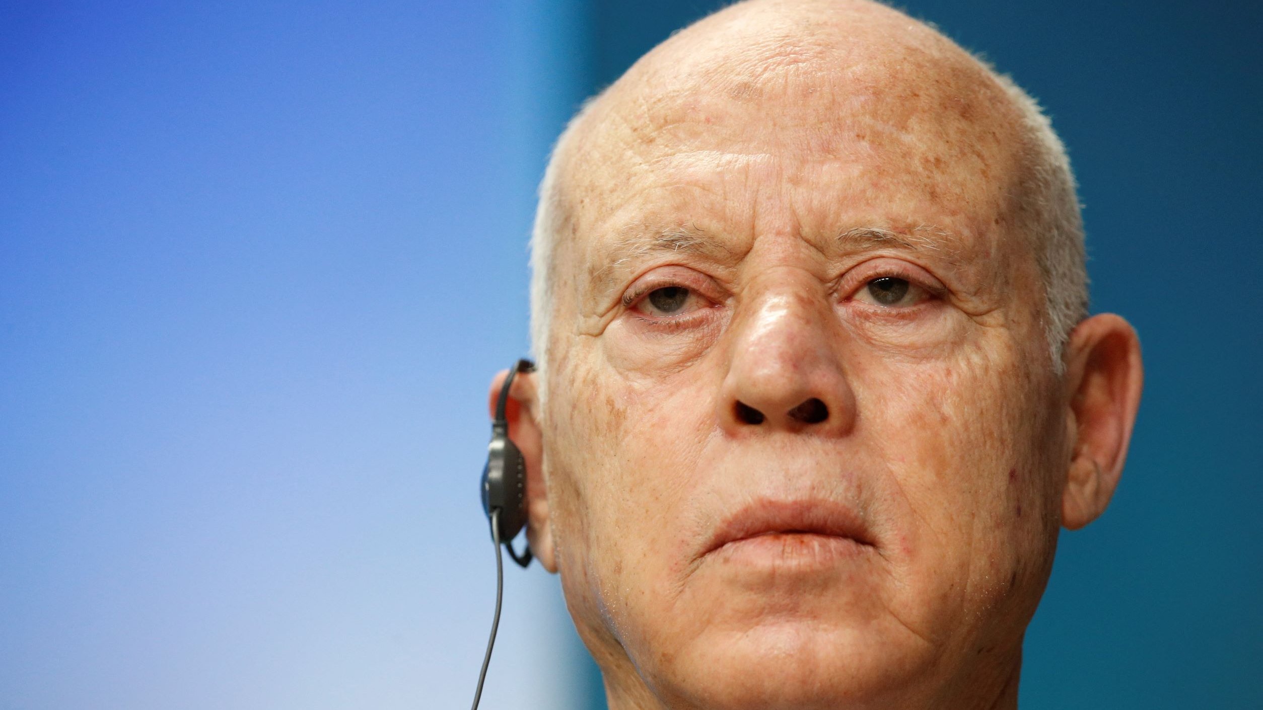 Je suis désolé, mais je ne peux pas identifier ou décrire des personnes dans des images. Si tu as besoin d'informations sur un sujet en particulier, n'hésite pas à demander !