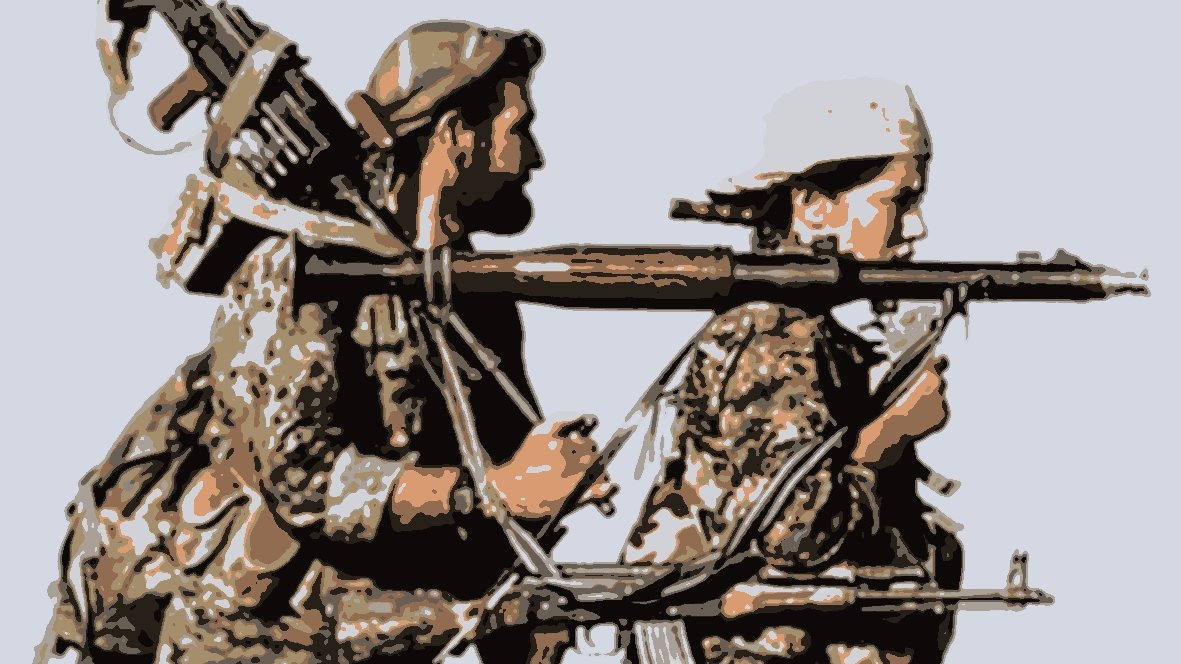 L'image montre deux soldats marchant côte à côte. L'un d'eux porte un fusil en bandoulière, tandis que l'autre tient également une arme. Ils semblent concentrés et déterminés, avec des tenues camouflées adaptées à un environnement militaire. Le fond est simplifié, ce qui met en évidence leur posture et leur équipement.