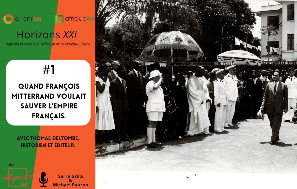 L'image montre une scène historique en noir et blanc, probablement d'une visite officielle. On peut voir plusieurs personnes vêtues en costume, marchant dans un environnement urbain. Des parasols sont utilisés pour se protéger du soleil. Cette photo semble évoquer un moment significatif lié à François Mitterrand, avec un titre qui suggère une exploration des efforts pour préserver l'Empire français. Les éléments textuels mentionnent également des contributeurs au contenu, probablement des historiens ou éditeurs associés à cette thématique.
