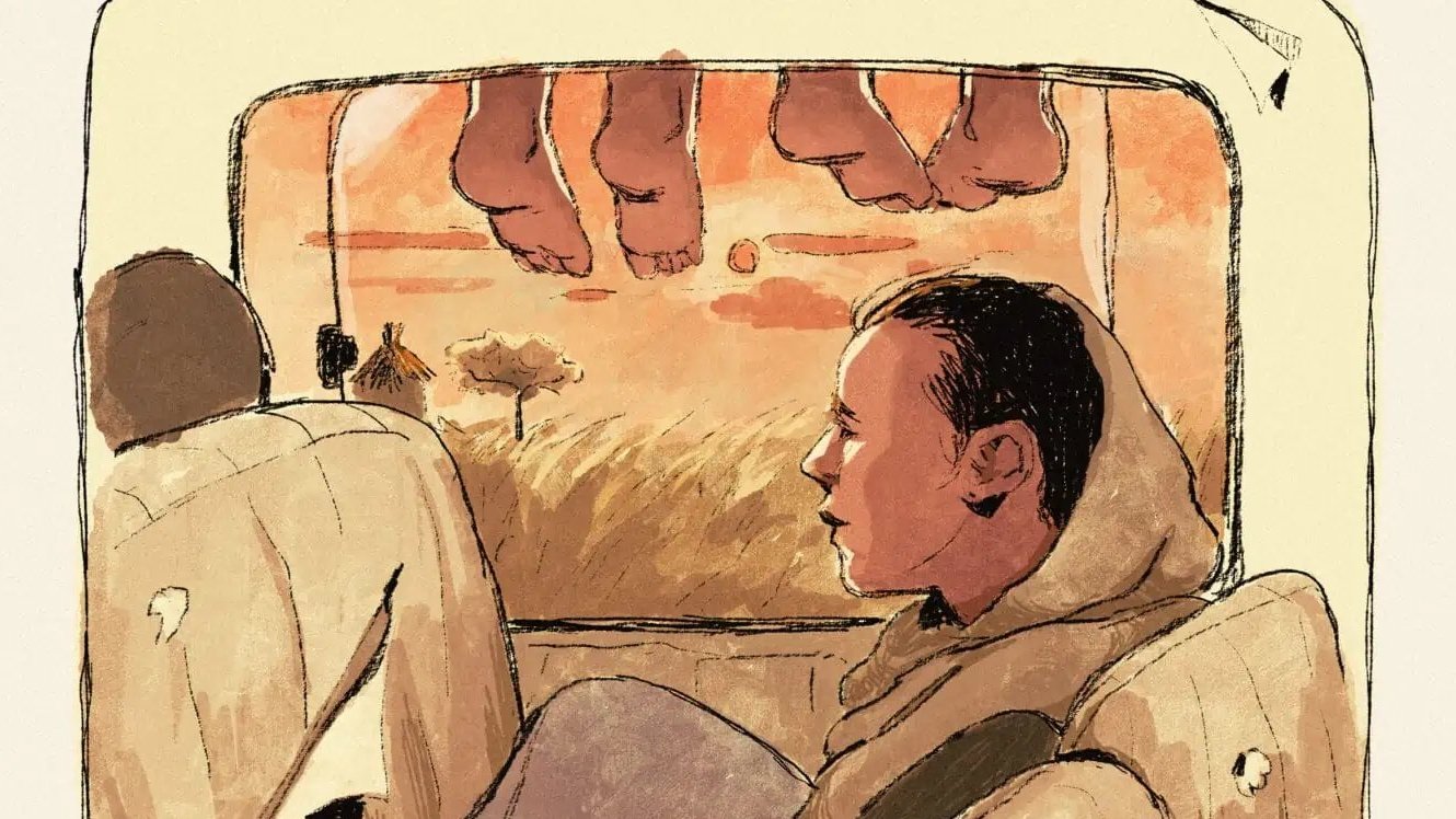 L'image montre une scène à l'intérieur d'un véhicule, probablement une camionnette ou un van. Une personne, assise sur le siège avant, regarde par la fenêtre. On peut voir des pieds suspendus à l'arrière, donnant une impression de voyage informel. À travers la fenêtre, on aperçoit un paysage doré au coucher du soleil, avec des silhouettes de maisons et d'arbres. L'atmosphère est chaleureuse et nostalgique, évoquant un sentiment de liberté et d'aventure.