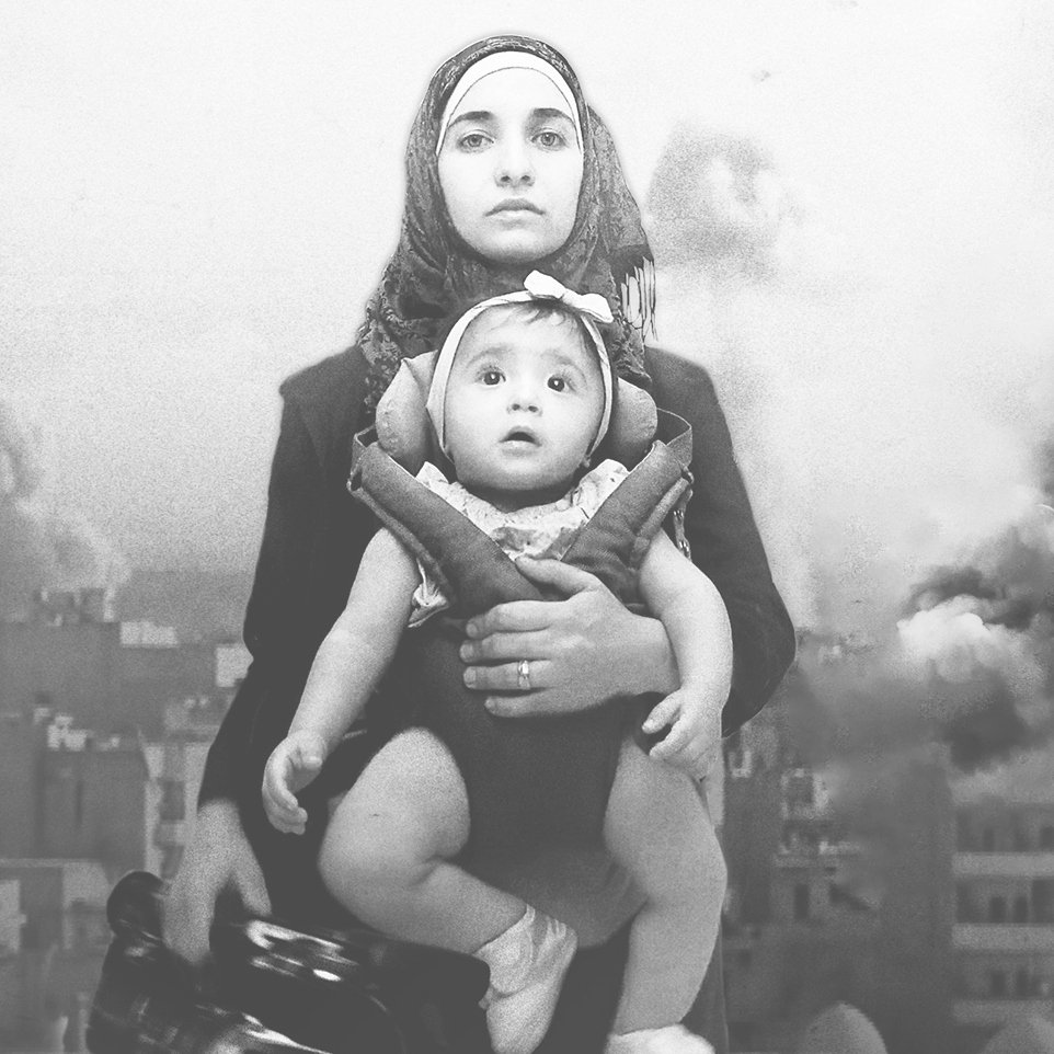 La imagen muestra a una mujer que lleva un pañuelo en la cabeza y sostiene a un bebé en una mochila portabebés. La mujer parece ser fuerte y decidida, mientras que el bebé tiene una expresión de curiosidad. El fondo presenta un ambiente de caos, con humo y edificios dañados, sugiriendo un contexto de conflicto o crisis. Esta combinación de elementos transmite un mensaje de resiliencia y protección en tiempos difíciles.