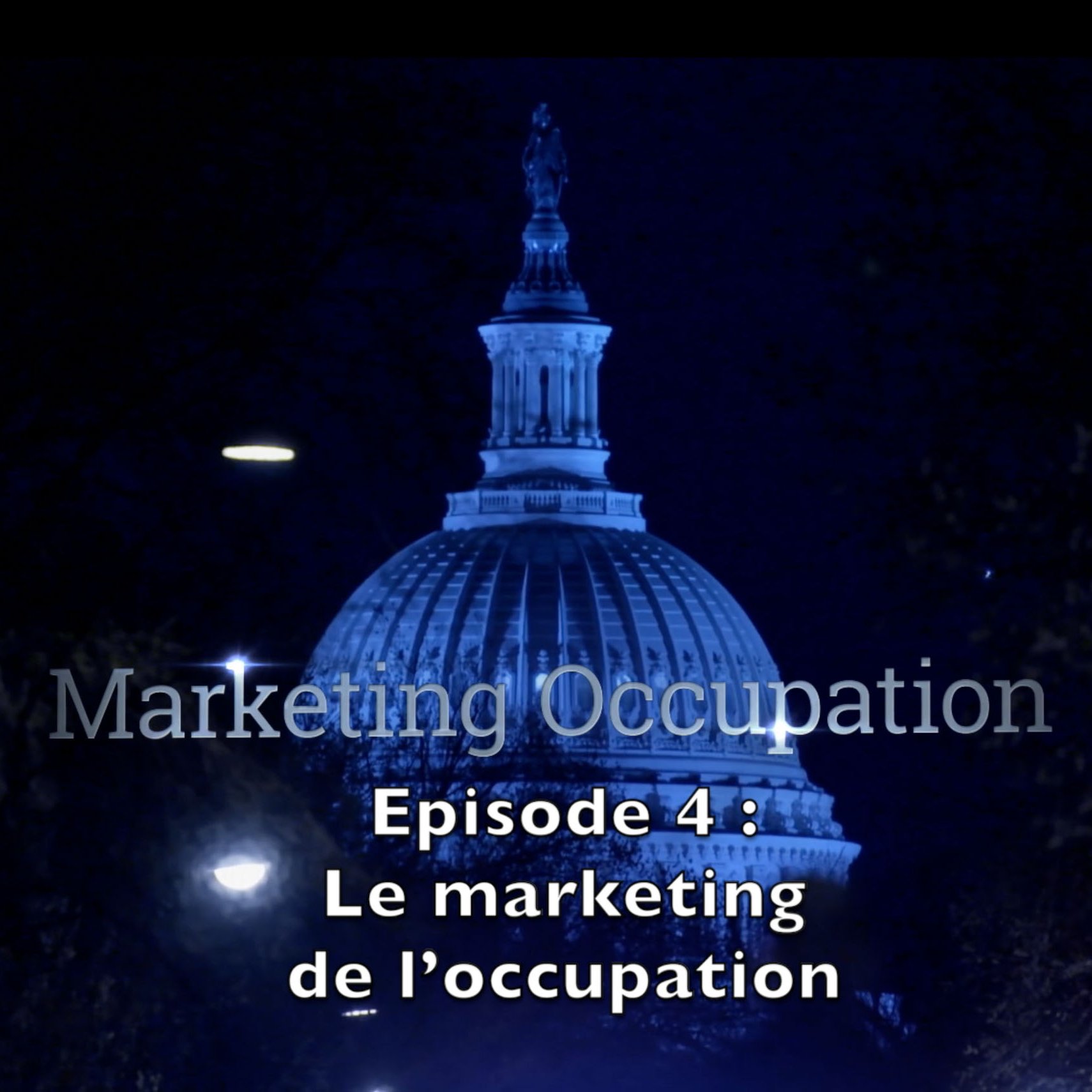 L'image présente une vue nocturne d'un bâtiment emblématique, probablement le Capitole, illuminé en bleu. En haut, le titre "Marketing Occupation" est inscrit, suivi de "Épisode 4 : Le marketing de l'occupation". L'atmosphère est sombre avec des éclairages doux, créant une ambiance intrigante.