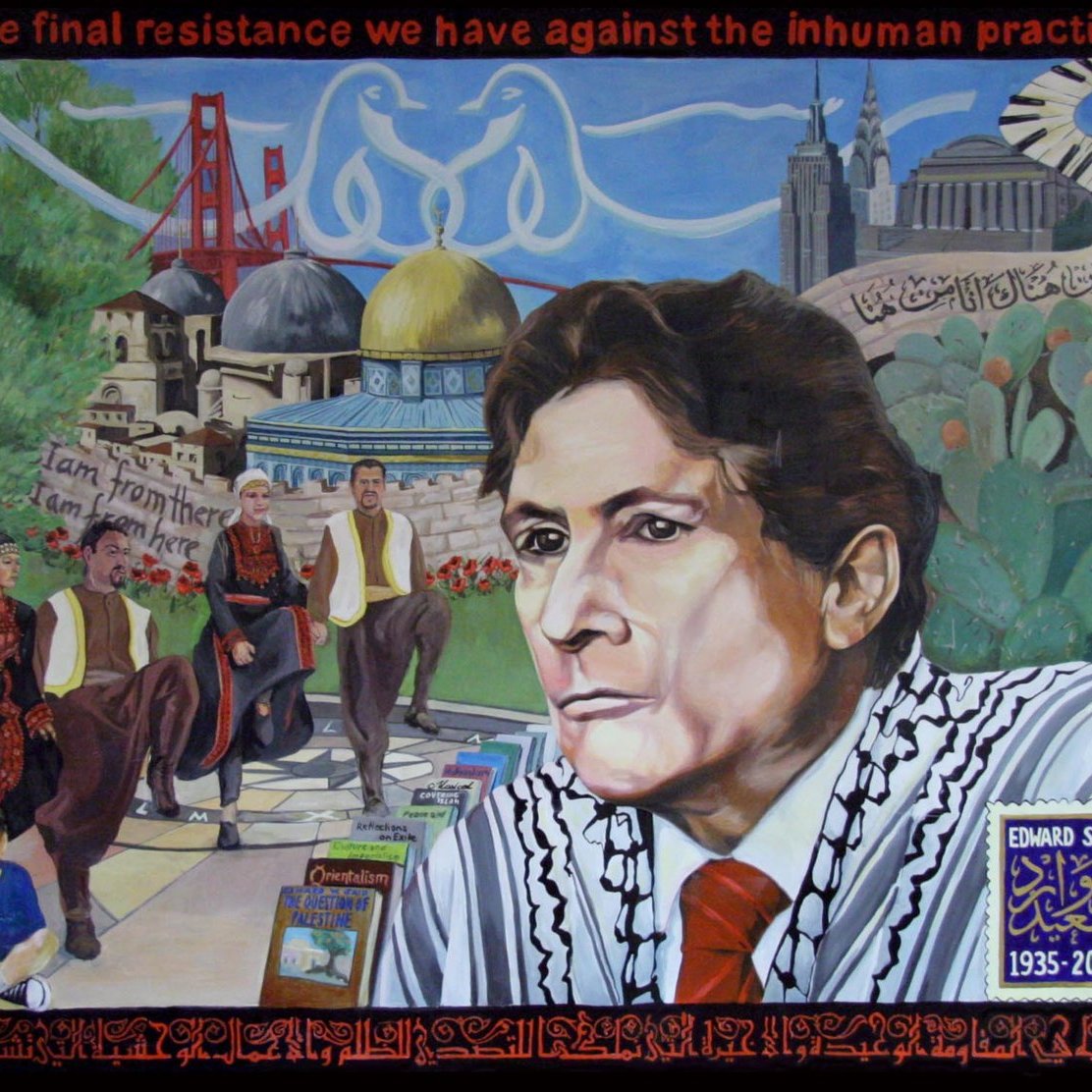 این تصویر یک طراحی هنری است که شامل تصاویری از شخصیت‌ها و نمادهای مختلف است. در مرکز تصویر، چهره‌ای از یک شخصیت معنا دار به تصویر کشیده شده که با نگاه جدی و متفکرانه به سمت بیننده نگاه می‌کند. پشت سر او، معماری‌هایی از شهرهای مختلف و مکان‌های تاریخی مانند پل گلدن گیت و مسجدی بزرگ نمایان است. در بخش‌های دیگر تصویر، افرادی در لباس‌های سنتی در حال حرکت هستند. متن‌هایی به زبان انگلیسی و یا عربی در اطراف تصویر وجود دارد که به مباحث انسانی و اجتماعی اشاره دارند. تاریخ‌های 1935 تا 2003 نیز در پایین تصویر درج شده که نشان‌دهنده زندگی یا آثار شخصیتی خاص است.