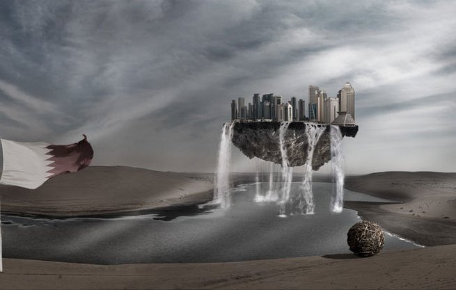 L'image représente un paysage fantastique dans un environnement désertique. On peut voir une grande structure flottante suspendue dans les airs, où se trouve une ville moderne avec des gratte-ciel. Des cascades d'eau descendent de cette structure vers un cours d'eau situé en bas. À gauche, un drapeau du Qatar flotte au vent. Le ciel est chargé de nuages, créant une atmosphère dramatique et surréaliste. L'ensemble évoque une fusion entre nature et urbanisme, avec un contraste saisissant entre le désert et la ville.