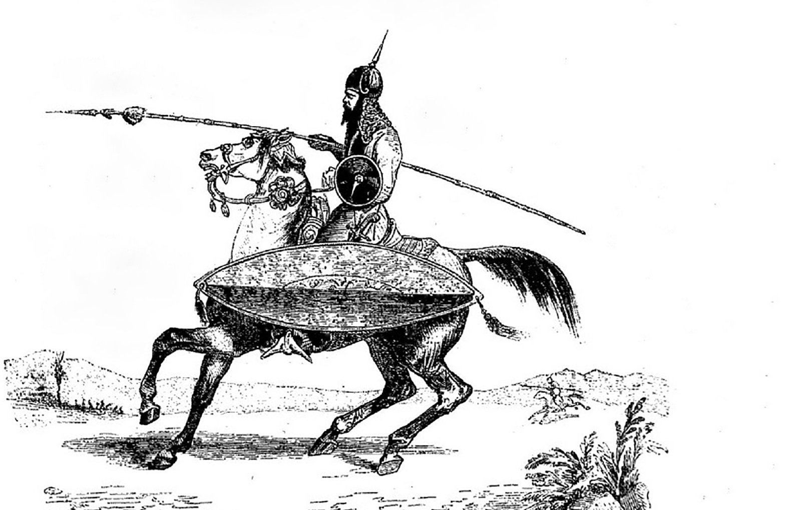 تظهر الصورة شخصية فارس يقاتل على ظهر حصان. الفارس يحمل رمحًا طويلًا ويبدو في وضع نشيط كما لو كان في خضم القتال. يرتدي الفارس درعًا وقائيًا ويحمل درعًا دائريًا في يده الأخرى. الخلفية بسيطة وتضم بعض الكثبان والجبال البعيدة، مما يعطي انطباعًا عن ساحة المعركة. التصميم يبدو قديمًا ويمثل نوعًا من الفنون التقليدية.