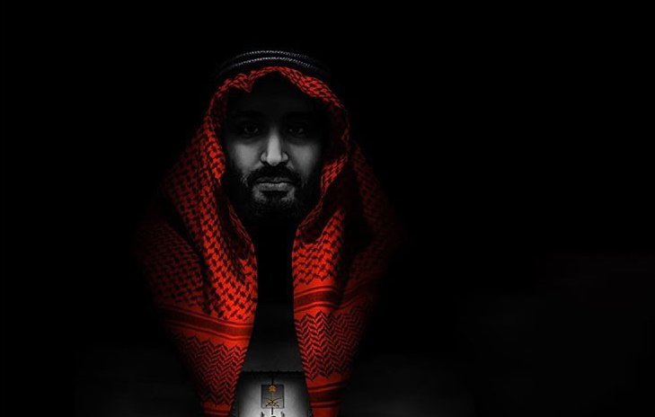 تظهر الصورة شخصية رجل يرتدي الزي التقليدي العربي، حيث يغطي رأسه شماغ أحمر. يمتزج وجهه بالألوان الداكنة، مما يخلق تأثيرًا دراميًا. في الخلفية، يظهر شخص يسير نحو باب مفتوح، مما يرمز إلى الانتقال أو البحث عن الطريق. الأجواء مظلمة وتضفي على الصورة إحساسًا بالغموض والقوة.