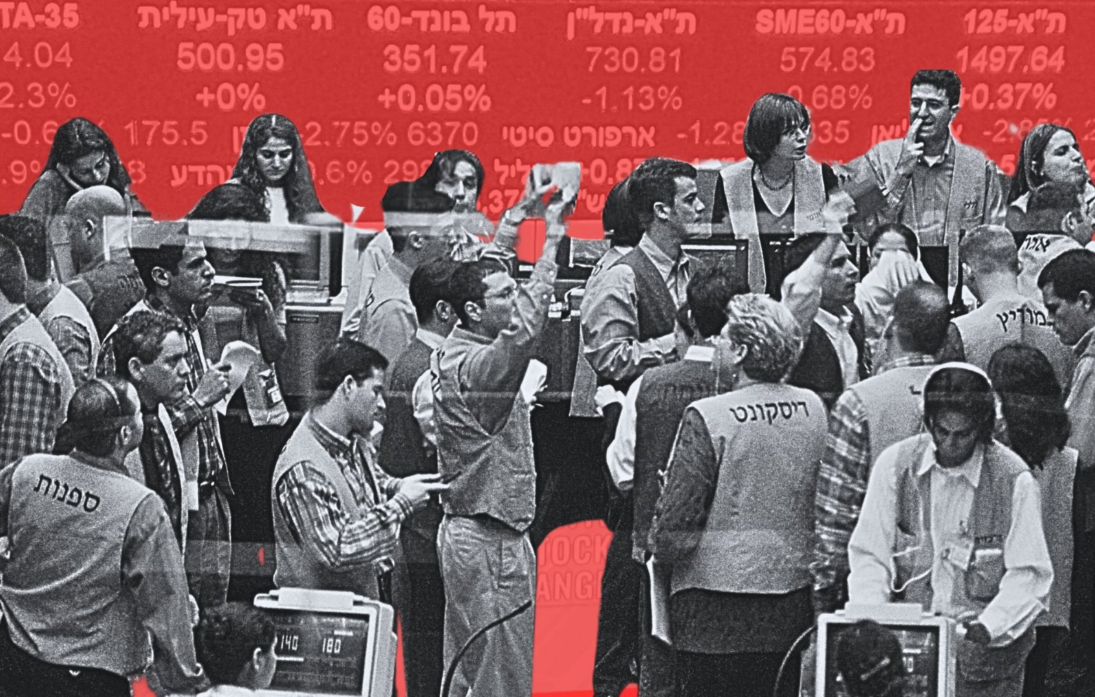 الصورة تظهر مجموعة من الأشخاص في بيئة تجارية، على الأرجح داخل بورصة أو سوق مالي. يبدو أن الجميع مشغولون بالتفاعل مع بعضهم البعض، مع وجود شاشات تعرض بيانات مالية وأرقام مختلفة. الخلفية حمراء، مما يضيف إحساسًا بالحيوية والضغط في هذا النوع من البيئات. يتميز الأشخاص بالملابس الرسمية، ويظهر عليهم التركيز والنشاط.