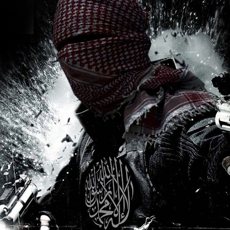 L'image montre une silhouette masquée, vêtue d'un keffieh, tenant des armes. En arrière-plan, des éclats suggèrent une scène d'action intense. Le design est sombre et évoque une ambiance militarisée, avec des éléments graphiques qui renforcent le sentiment de tension. Un symbole ou un logo est également présent au bas de l'image.