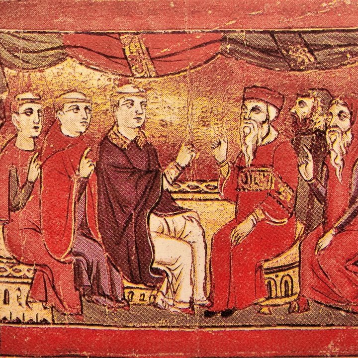 الصورة تظهر مشهدًا تاريخيًا يُحتمل أن يكون من العصور الوسطى. في المنتصف، يجلس رجلان على مقعد، واحد يرتدي لباسًا ملكيًا أو رسميًا، بينما الآخر في زي مختلف. يحيط بهم عدد من الأشخاص الذين يبدو أنهم يتناقشون أو يتبادلون الحديث. كل شخصية تظهر بتفاصيل دقيقة، مع تعابير وجه متنوعة، مما يدل على حوار نشط. الخلفية مليئة بالزخارف والألوان الدافئة، مما يضفي طابعًا مميزًا على المشهد.