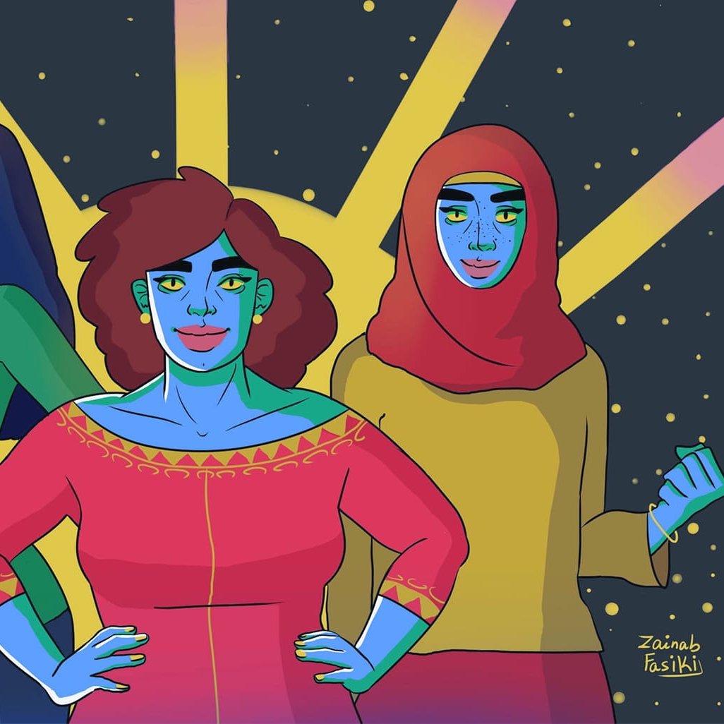 L'immagine presenta tre donne con la pelle azzurra, ciascuna con uno stile e un abbigliamento diverso. La donna al centro indossa una camicia rossa con dettagli ornamentali e mostra un'espressione sicura, con le braccia incrociate. Le altre due donne ai lati hanno indumenti in tonalità verdi e gialle. Una di loro ha i capelli lunghi e lisci, mentre l'altra indossa un velo colorato. Sullo sfondo, ci sono raggi luminosi che aggiungono un'atmosfera dinamica e vibrante all'immagine.