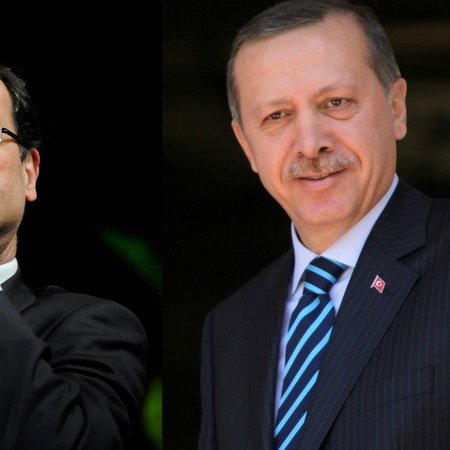 L'image représente deux hommes en portrait. À gauche, un homme portant des lunettes, avec un costume sombre et une cravate bleue, semblant pensif. À droite, un homme souriant, vêtu d'une chemise claire avec une cravate rayée bleu et noir, prenant la pose de manière confiante. L'arrière-plan est flou, mettant en avant les deux figures.