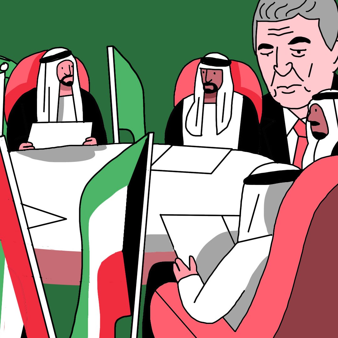 La imagen muestra una reunión en la que varias personas con vestimenta tradicional árabe están sentadas alrededor de una mesa. Hay banderas de México y otros países visibles en la mesa. Un hombre con un uniforme militar parece estar observando la discusión. El ambiente sugiere un encuentro diplomático o una conferencia entre líderes de distintas naciones, con un fondo de color verde que destaca la escena.