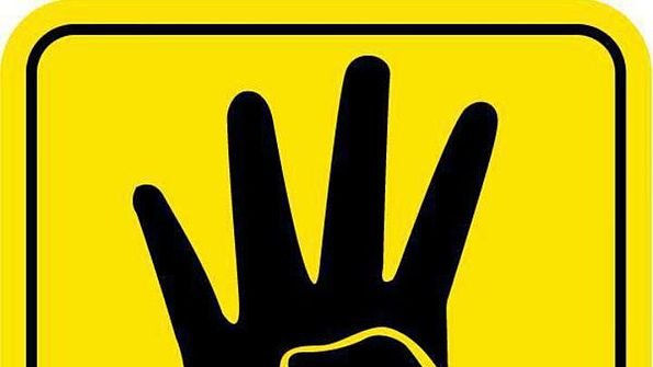 L'image montre une main noire levée, affichant quatre doigts, avec un pouce replié. En dessous de la main, le mot "R4BIA" est inscrit en lettres majuscules. L'arrière-plan est de couleur jaune et le tout est encadré par un contour noir. Ce symbole est souvent associé à des mouvements de protestation et de solidarité.