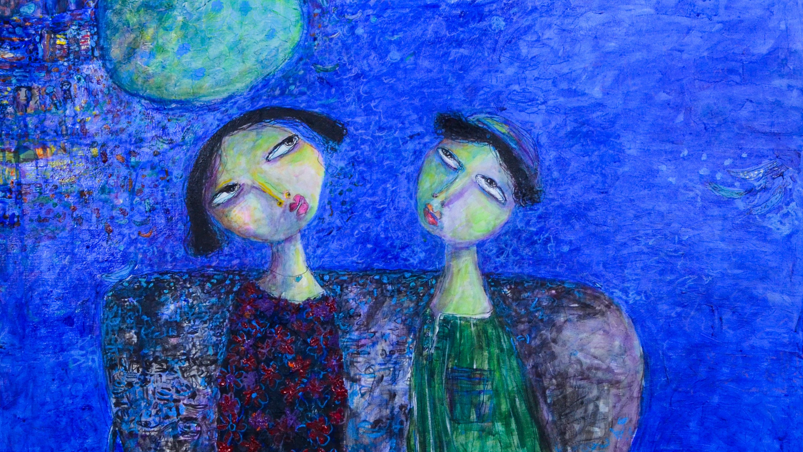 تظهر في الصورة لوحتان لجملتين، حيث تجلس امرأتان على أريكة. الخلفية مليئة بالألوان الزرقاء العميقة، مع وجود قمر كبير وتأثيرات ضوئية. المرأة الأولى ترتدي فستانًا مزخرفًا بألوان دافئة، بينما الثانية ترتدي فستانًا أخضر بسيط. تعابير وجوههم تحمل مشاعر مختلفة، مما يعطي إحساسًا بالغموض والعمق النفسي. الألوان المستخدمة تضفي طابعًا فنيًا متميزًا على العمل.