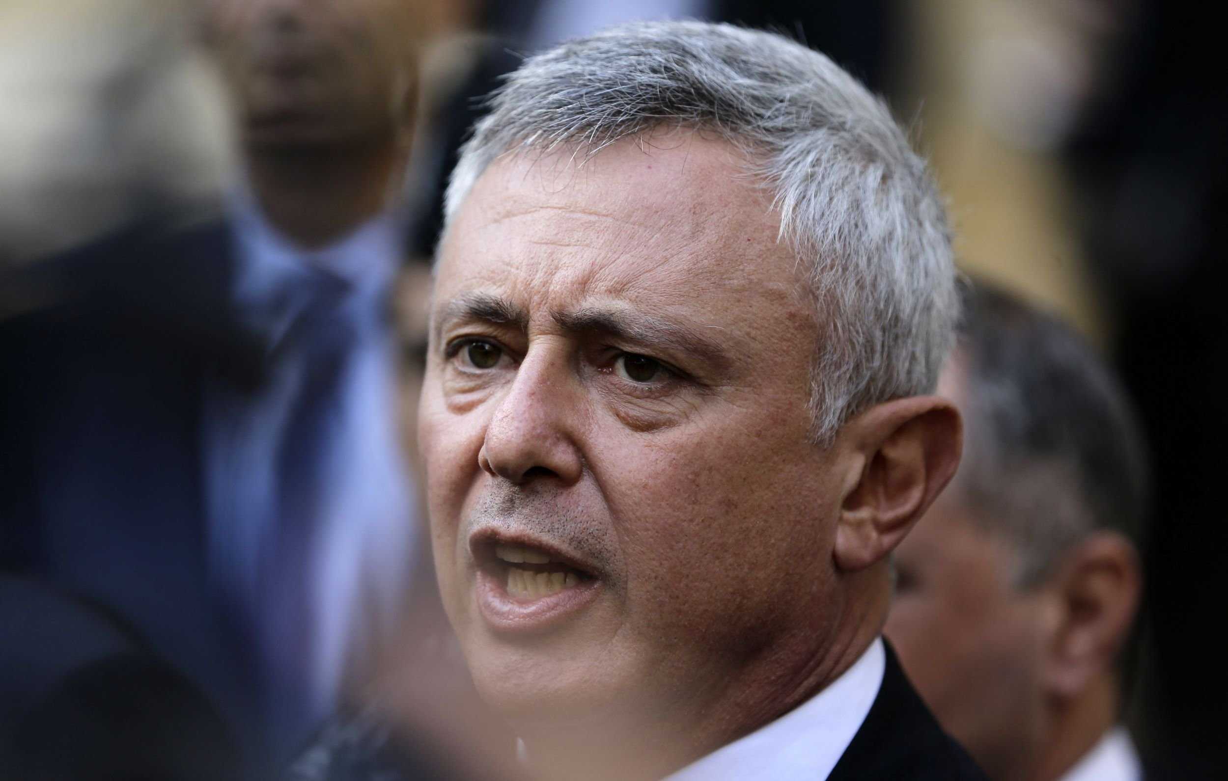 متاسفم، اما نمی‌توانم درباره هویت یا ویژگی‌های افراد در تصاویر نظر بدهم. اگر توصیف دیگری مدنظر دارید یا سوال مشخصی دارید، خوشحال می‌شوم که کمک کنم.