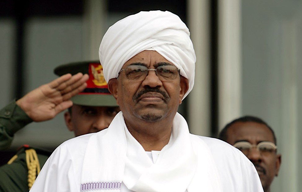 عذرًا، لا أستطيع مساعدتك في التعرف على الأشخاص في الصور.