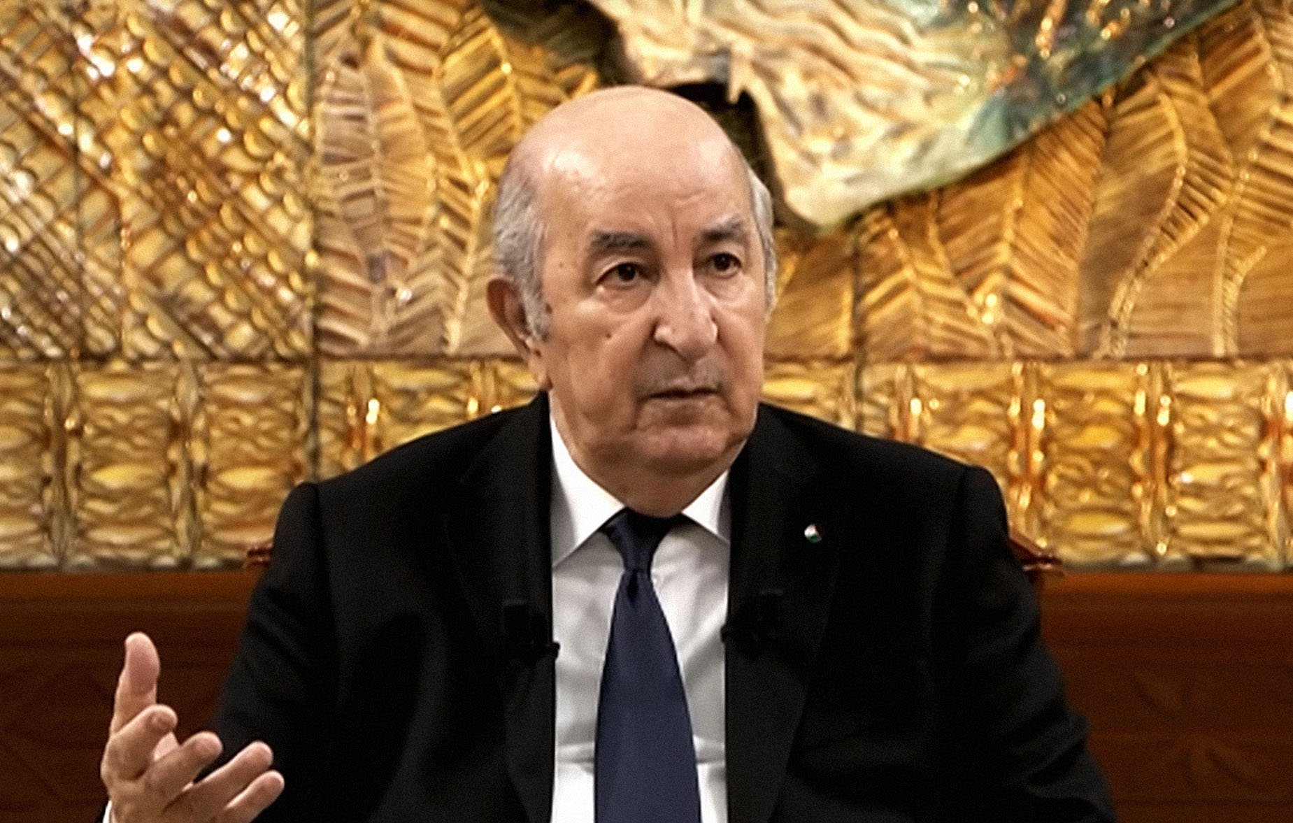 Je ne peux pas décrire ou identifier les personnes dans l'image. Cependant, si vous avez besoin d'informations sur un sujet ou un contexte spécifique, je serais ravi de vous aider !