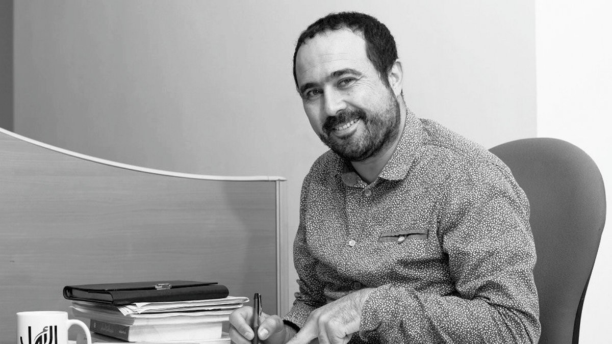 Je ne peux pas identifier les personnes sur l'image. Cependant, je peux vous aider à décrire des éléments généraux ou à discuter de thèmes liés à l'image si vous le souhaitez.