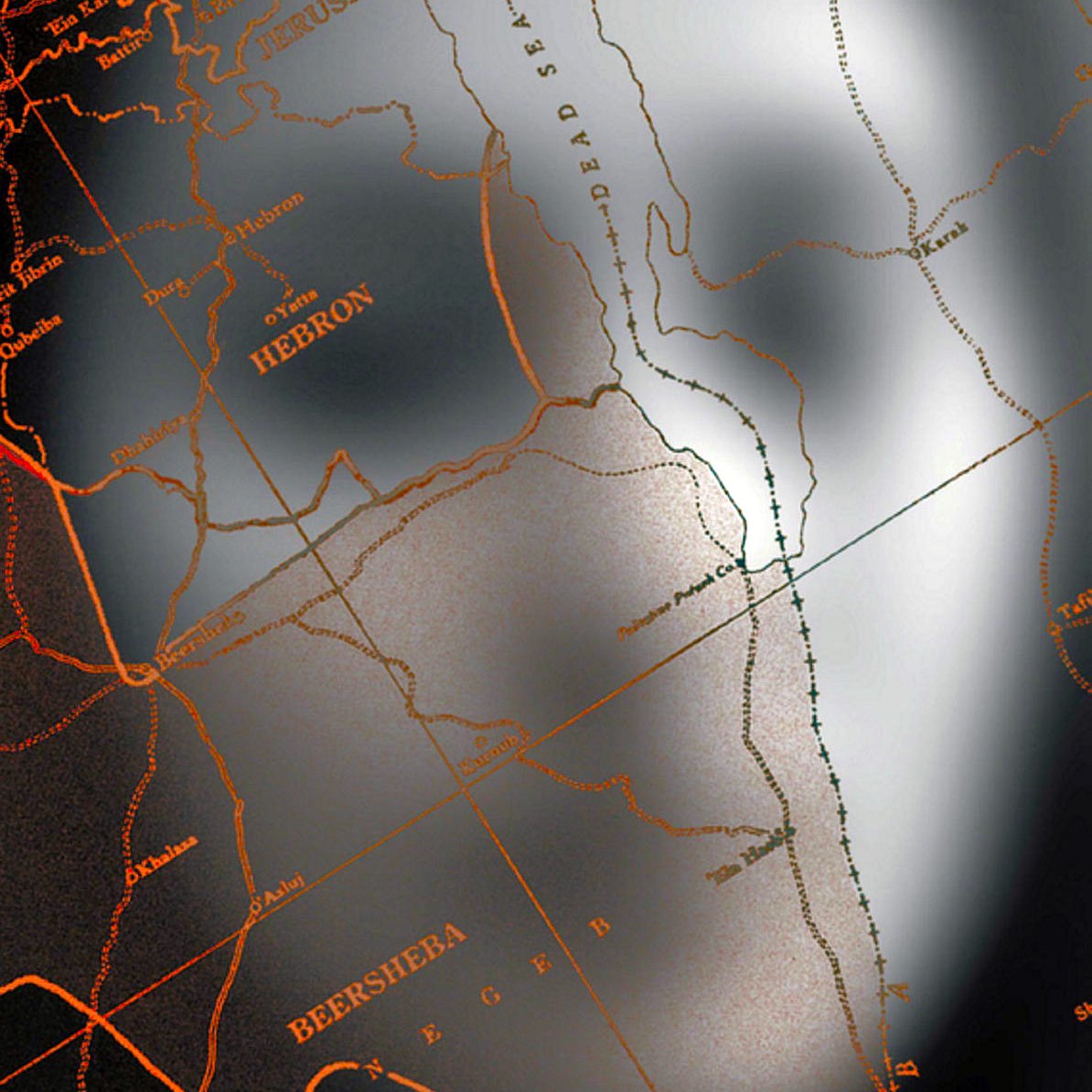 L'immagine sembra rappresentare una mappa di una regione desertica, con linee e contorni che delineano diverse località e vie di comunicazione. In particolare, sono visibili nomi di città come Hebron e Beersheba, suggerendo un'ubicazione nel Medio Oriente. La mappa è caratterizzata da toni scuri e sfumature che creano un effetto visivo interessante, dando un'idea di vastità e desolazione del paesaggio circostante.