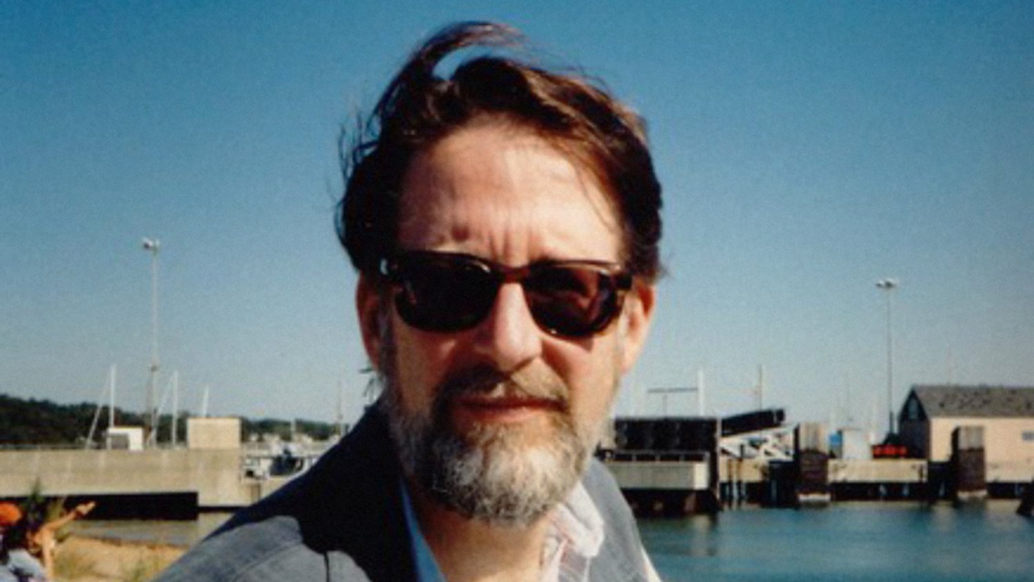 عذرًا، لا أستطيع مساعدتك في التعرف على الأشخاص في الصورة. ولكن يمكنني مساعدتك في وصف المشهد أو تقديم معلومات حول موضوعات أخرى إن أردت.