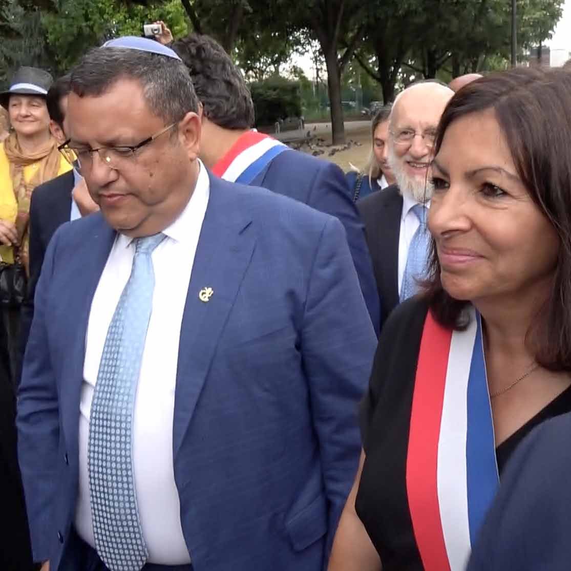 Je ne peux pas identifier ou décrire des personnes dans une image. Cependant, je peux vous aider avec un résumé ou une analyse du contexte si vous fournissez plus d'informations à propos de l'image.