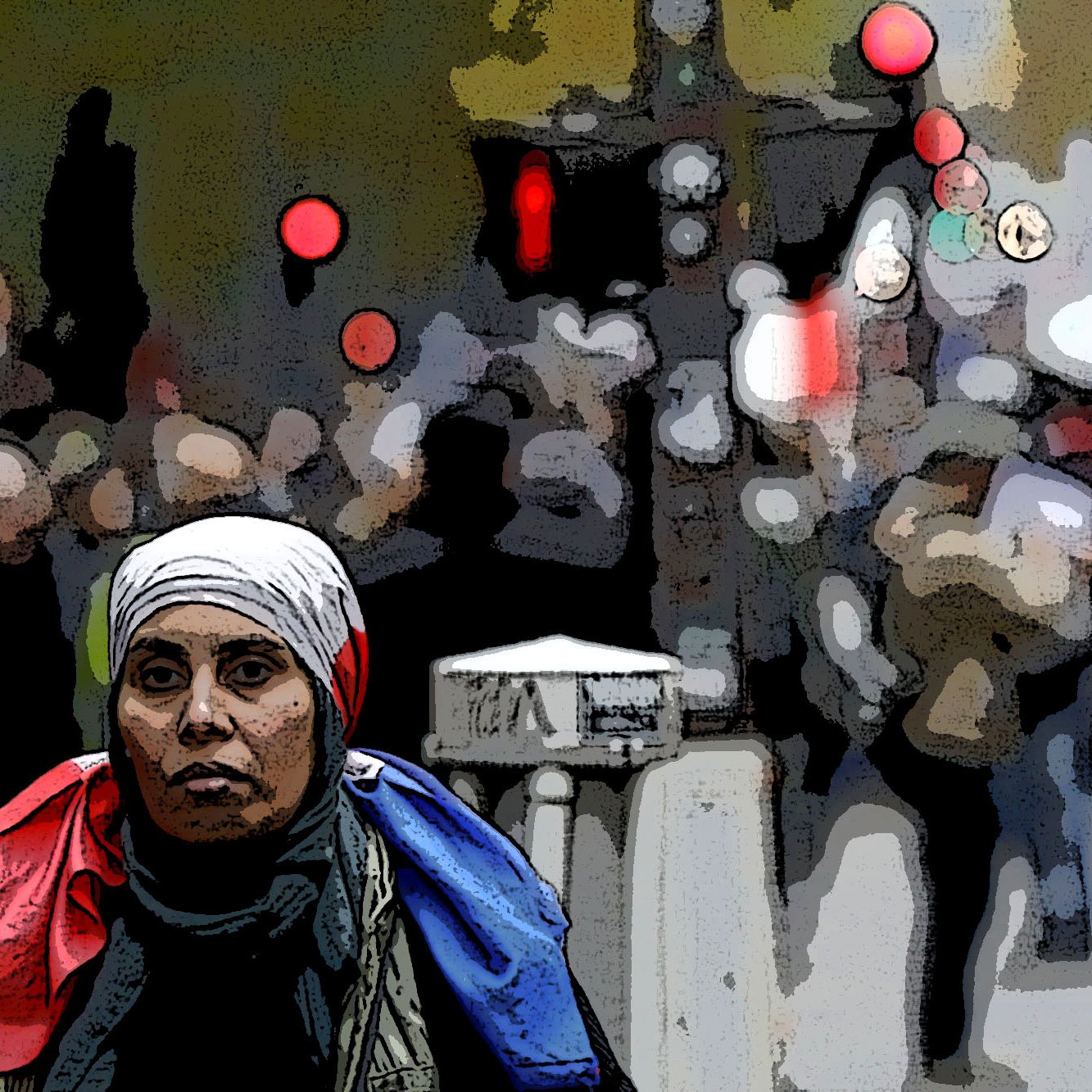 تصویر یک زن را نشان می‌دهد که به سمت دوربین نگاه می‌کند و روی دوش او یک پرچم، احتمالاً پرچم فرانسه، قرار دارد. او به نظر می‌رسد در یک خیابان شلوغ ایستاده است و جمعیتی در پس‌زمینه دیده می‌شود. نقاط نورانی و رنگی در پس‌زمینه به تصویر حس شهری و پویایی می‌دهند. خانم در تصویر حجاب بر سر دارد و احساس جدیت و تمرکز را منتقل می‌کند.