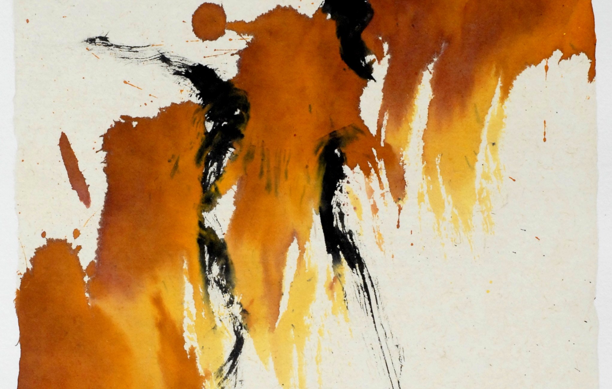 L'image présente une œuvre d'art stylisée, caractérisée par des aplats de couleurs orange et brun, qui se dégradent vers le bas. Des traits noirs, apparemment abstraits, se mêlent aux tons chauds, créant une dynamique visuelle. L'ensemble évoque une sensation de mouvement et d'énergie, tout en gardant une certaine élégance. Le fond est texturé et semble être en papier fait à la main, ajoutant une touche artisanale à l'œuvre.