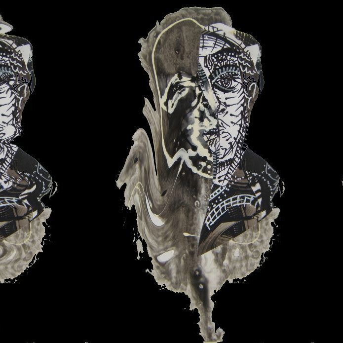 الصورة تمثل ثلاثة أشكال مشوهة لرأس إنسان، حيث تظهر كل صورة بملامح مموهة وبتأثيرات متموجة. الرموز والخطوط على الوجوه تضيف تباينًا وجمالية تعبيرية، بينما الخلفية سوداء مما يبرز الأشكال بشكل واضح. تعكس الصورة أجواء من الغموض والتعقيد.