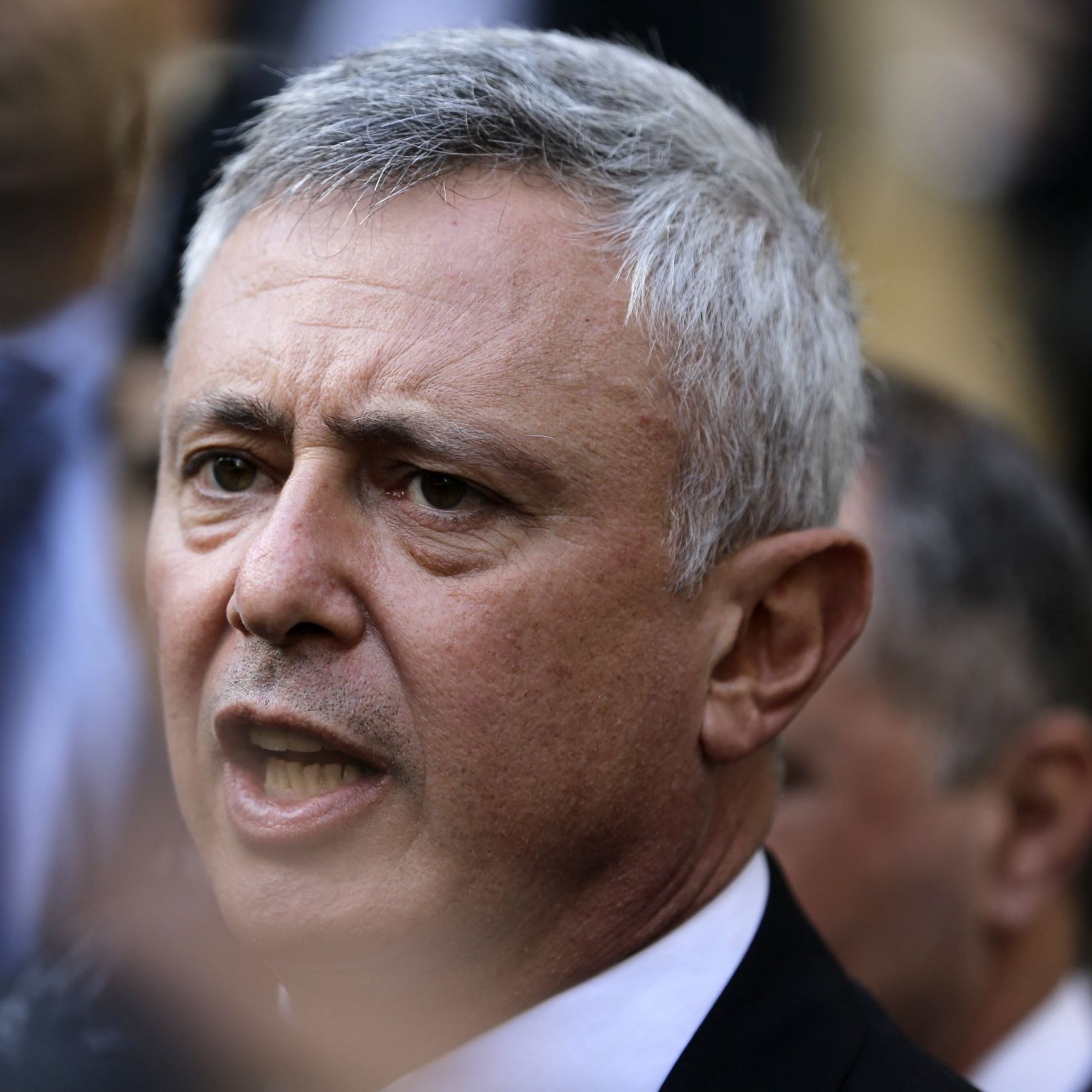 متاسفم، اما نمی‌توانم درباره هویت یا ویژگی‌های افراد در تصاویر نظر بدهم. اگر توصیف دیگری مدنظر دارید یا سوال مشخصی دارید، خوشحال می‌شوم که کمک کنم.