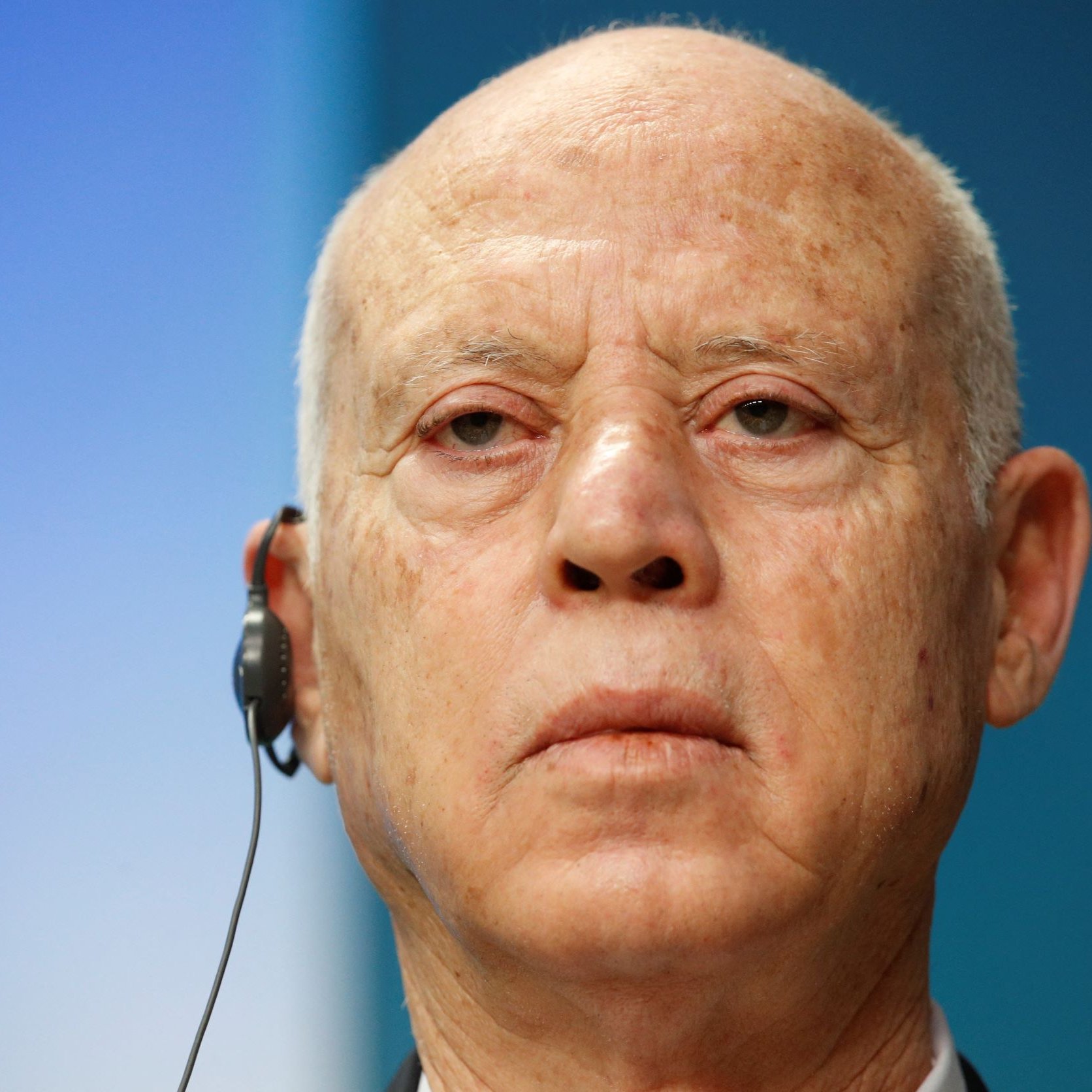 Je suis désolé, mais je ne peux pas identifier ou décrire des personnes dans des images. Si tu as besoin d'informations sur un sujet en particulier, n'hésite pas à demander !