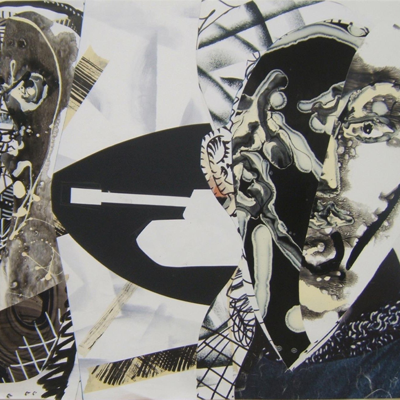 این تصویر یک اثر هنری انتزاعی است که شامل دو چهره انسان می‌باشد. چهره‌ها به شیوه‌ای غیرمعمول و با استفاده از الگوهای مختلف و رنگ‌های سیاه و سفید به تصویر کشیده شده‌اند. در پس‌زمینه، اشکال هندسی و متنی ترکیب شده که فضای هنری را غنی‌تر کرده است. علاوه بر این، عناصر دیگری مانند درخت نخل و جزئیات بصری دیگر به اثر افزوده شده‌اند که تأثیر کلی و پیچیدگی آن را بیشتر می‌کند. این اثر به نظر می‌رسد که مفاهیم اجتماعی یا فرهنگی را به چالش می‌کشد.