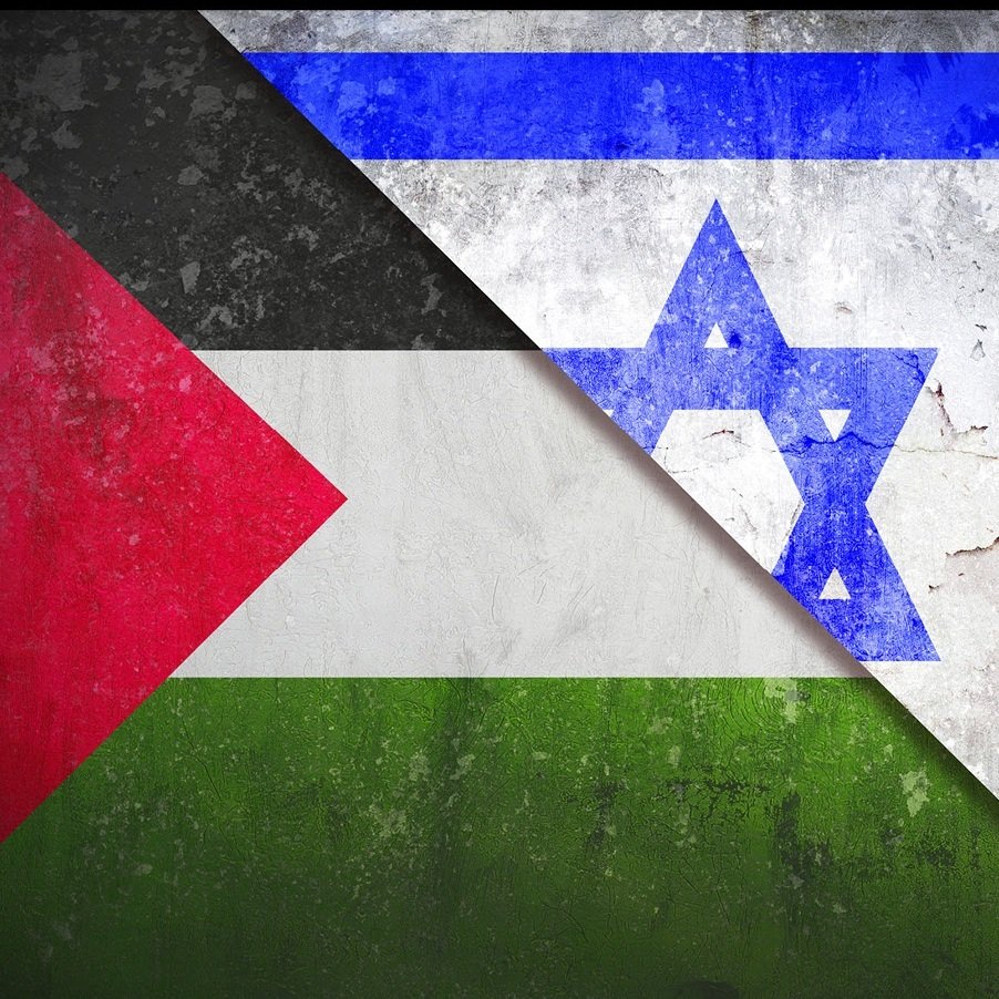 این تصویر شامل دو پرچم است که به صورت مورب کنار هم قرار گرفته‌اند. در سمت چپ، پرچم فلسطین با رنگ‌های قرمز، سیاه و سبز نمایش داده شده است. در سمت راست، پرچم اسرائیل دیده می‌شود که شامل رنگ سفید و آبی و ستاره داوود است. پس‌زمینه تصویر ظاهری قدیمی و آسیب‌دیده دارد که به آن حس تاریخ و تنش‌های موجود را می‌دهد.