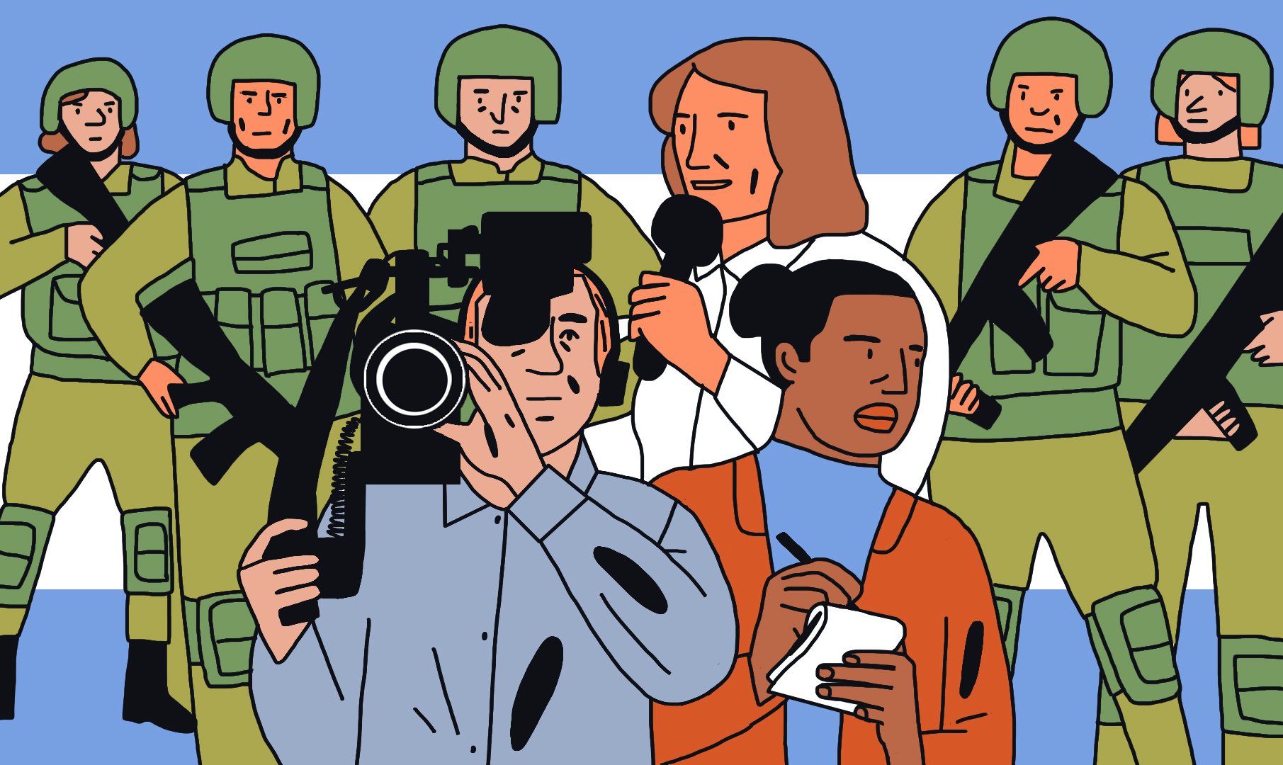 La imagen muestra a tres personas en primer plano, un camarógrafo con una cámara, una reportera con un micrófono y otra persona tomando notas. Detrás de ellos, hay varios soldados vestidos con uniformes de camuflaje y armados, con el fondo mostrando la bandera de Argentina. La escena refleja un ambiente de reportaje en un contexto militar o de seguridad.
