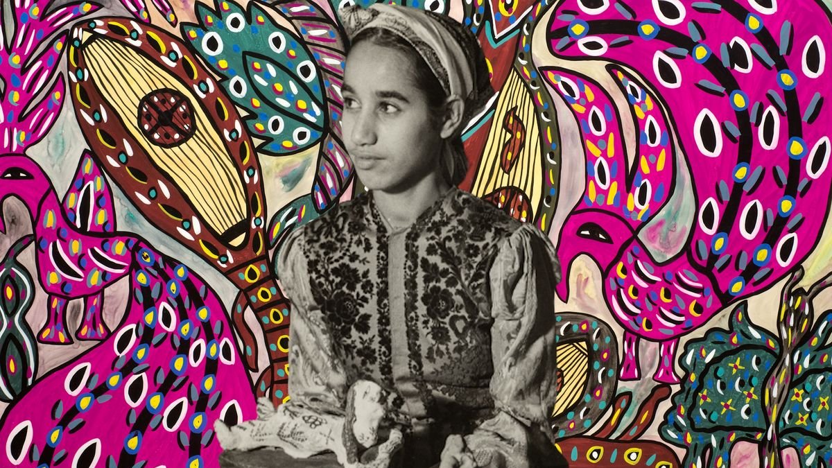 L'image présente une jeune fille, probablement en tenue traditionnelle, qui regarde vers la gauche. Son expression semble contemplative. En arrière-plan, on voit un motif coloré et dynamique, avec des formes telles que des oiseaux et des éléments abstraits, dominé par des teintes vives comme le rose et le violet. Le contraste entre la monochromie de la fille et les couleurs éclatantes du fond crée une atmosphère artistique et intrigante.