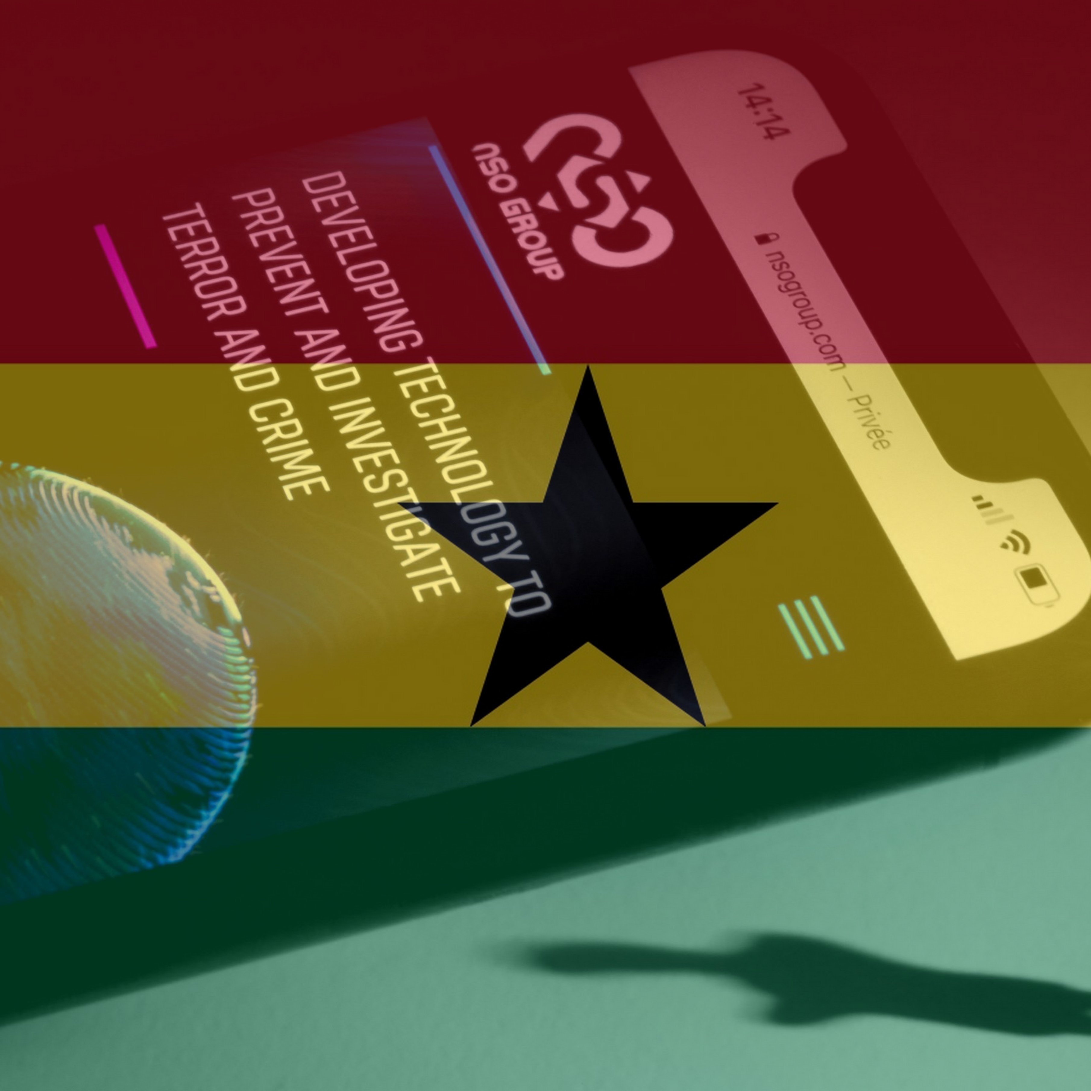 الصورة تظهر هاتفًا محمولًا مع عرض لجوانب تقنية، بالإضافة إلى ظل شخص يقف. في الخلفية، هناك علم غانا بألوانه الثلاثة: الأحمر، الأصفر، والأخضر، مع نجمة سوداء في الوسط. تعكس الصورة موضوع التكنولوجيا والتحقيق في الجرائم والإرهاب.