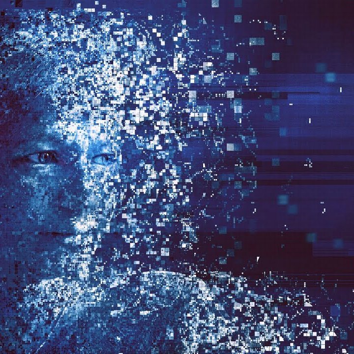 L'immagine presenta un volto umano stilizzato, immerso in un'atmosfera di pixel e schemi digitali. La figura sembra sfumare verso l'esterno, con particelle che si disperdono in un blu intenso, creando un effetto di frammentazione. Questo trattamento visivo suggerisce una connessione con temi di tecnologia e virtualità, evocando un senso di modernità e astrazione. L'illuminazione e i colori contribuiscono a dare un'atmosfera futuristica e misteriosa all'immagine.