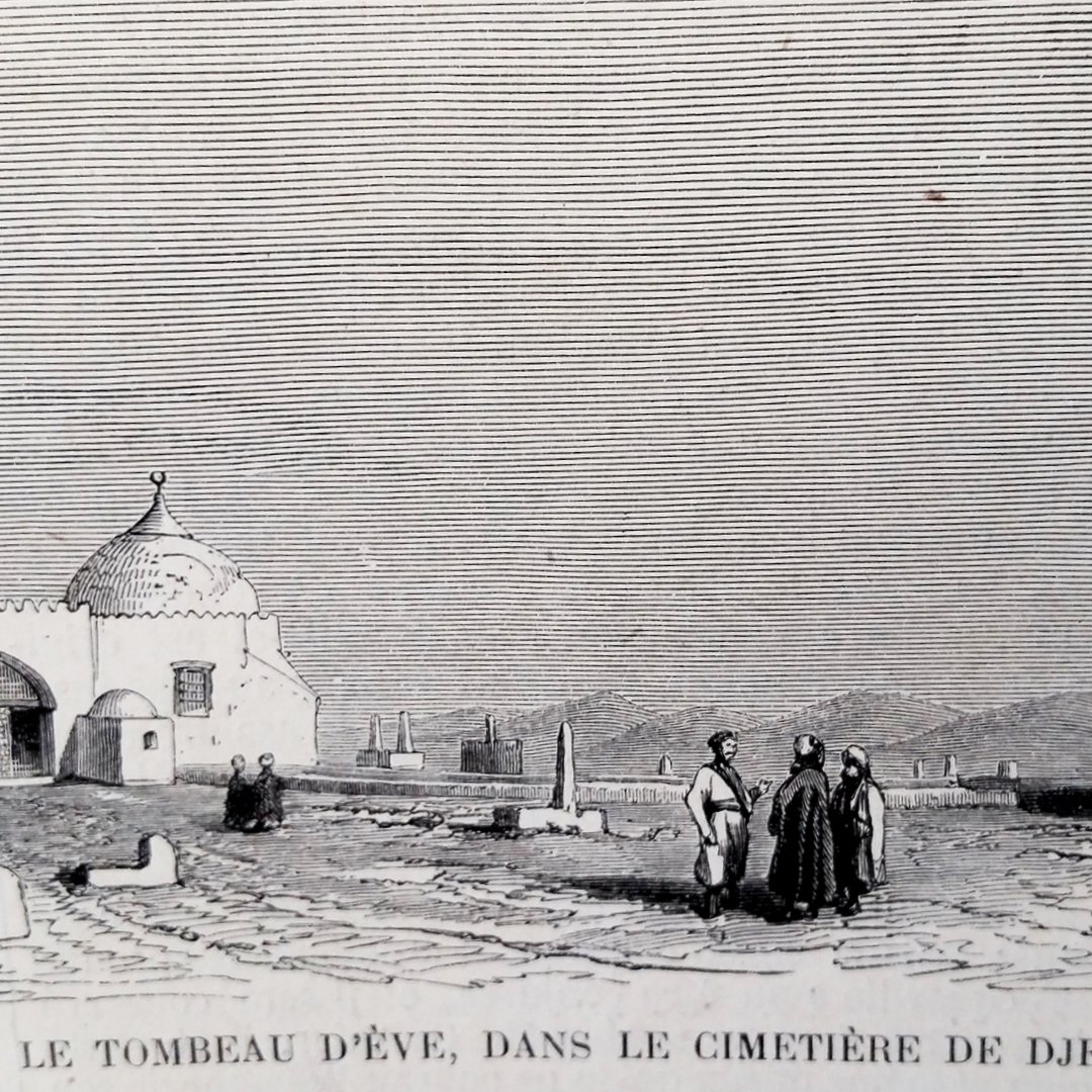 La imagen muestra un paisaje de un cementerio en Djeddah, con un edificio de forma cúbica y una cúpula visible a la izquierda. En el centro, hay un grupo de personas que parecen estar conversando. Al fondo, se pueden ver algunas estructuras más y un paisaje que podría incluir un mar o un horizonte. El entorno tiene un aspecto desértico, con varias lápidas esparcidas por el suelo.