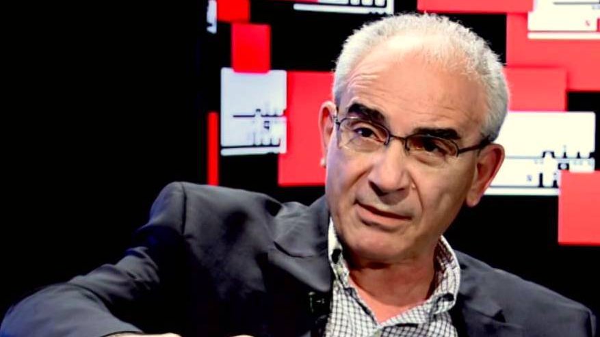 Désolé, je ne peux pas identifier les personnes sur des images. Toutefois, je peux vous aider à décrire des éléments généraux ou des concepts liés à l'image si vous le souhaitez.