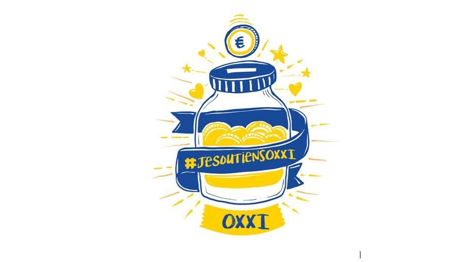 L'image représente un bocal à pièces stylisé, rempli de pièces de monnaie. Autour du bocal, il y a un bandeau bleu avec le hashtag "#JeSoutiensOXXI" écrit dessus. Le tout est entouré d'éléments graphiques comme des cœurs et des étoiles, le tout dans une palette de couleurs jaune et bleu. Cette illustration évoque une campagne de soutien ou une collecte de fonds.