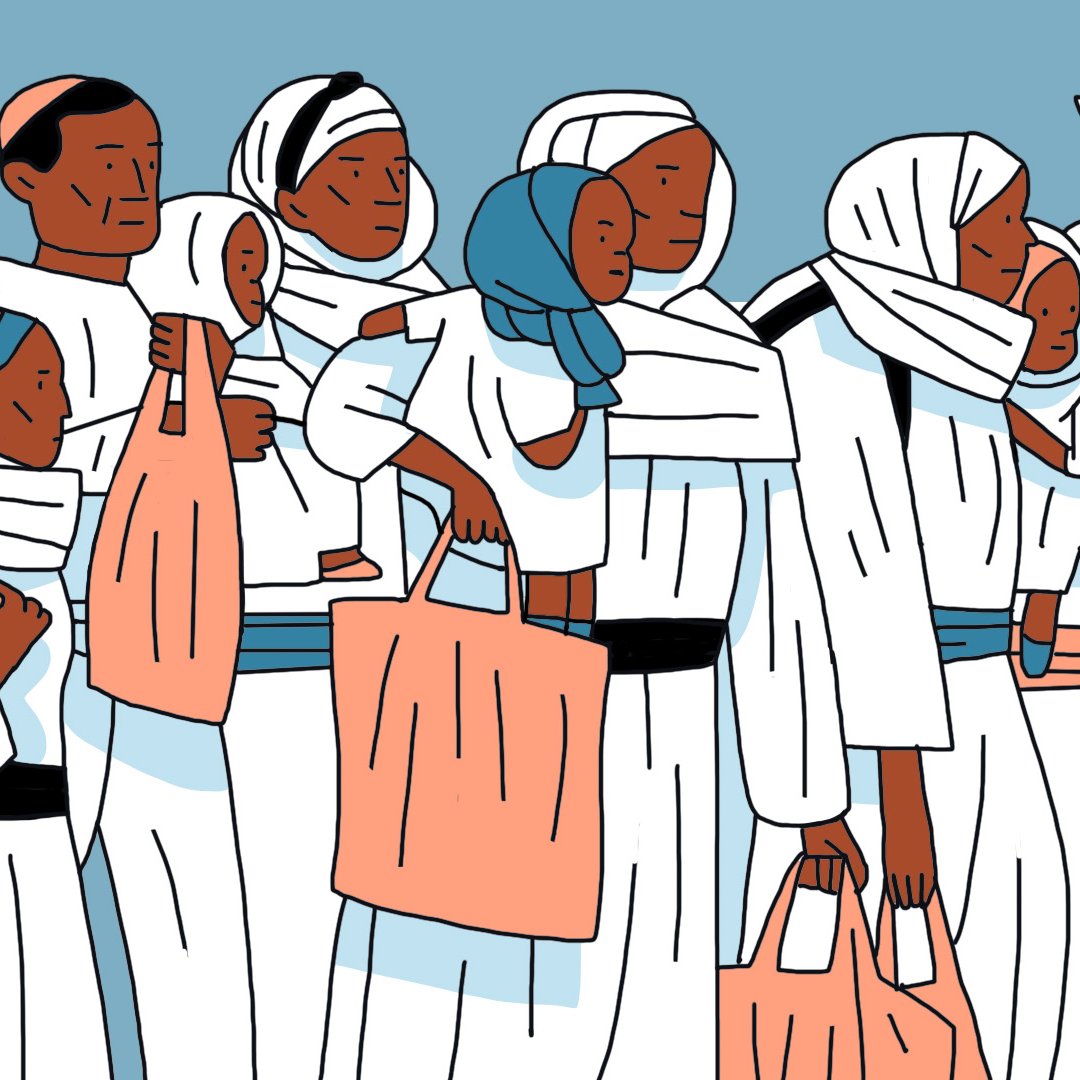 La imagen muestra a un grupo de personas de pie en una fila. Todos visten ropas blancas con detalles en colores claros, y algunas mujeres llevan pañuelos en la cabeza. Una de las personas sostiene una bandera, y el ambiente parece festivo. El fondo es de un color azul suave, lo que resalta las figuras del grupo. El conjunto transmite un sentido de comunidad y unidad.