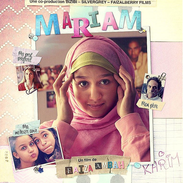 L'image semble être une affiche de film. Au centre, on voit une jeune fille portant un hijab rose, qui semble être le personnage principal nommé Mariam. L'affiche inclut des éléments décoratifs et des inscriptions colorées, comme "Ma prof préférée" et "Ma meilleure amie", qui suggèrent des thèmes d'amitié et de vie scolaire. On peut aussi voir d'autres visages, probablement des amis ou des membres de la famille. L'ensemble de l'affiche a une ambiance chaleureuse et dynamique, reflétant le style et les thèmes du film.