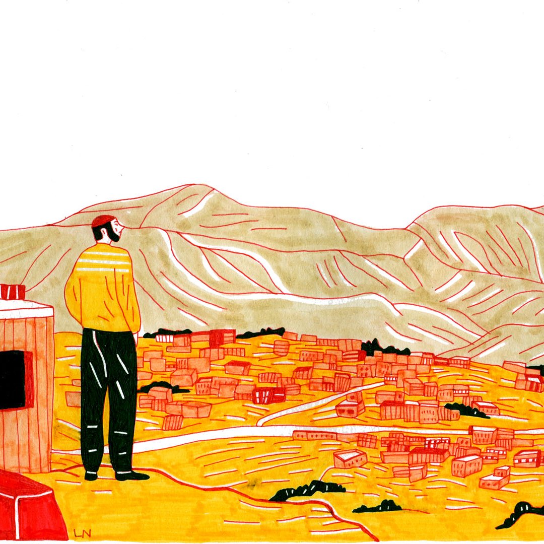 La imagen muestra a un hombre de pie, mirando hacia un paisaje montañoso. Está situado en una especie de mirador o plataforma, desde donde puede observar una ciudad construida en un terreno con colinas. El cielo es claro, y el entorno está predominado por tonalidades cálidas de amarillo y naranja. La figura del hombre, que viste una chaqueta amarilla con rayas negras y tiene una postura contemplativa, sugiere una sensación de reflexión o conexión con el paisaje. A su lado, hay un pequeño objeto que parece ser un símbolo o una bandera.