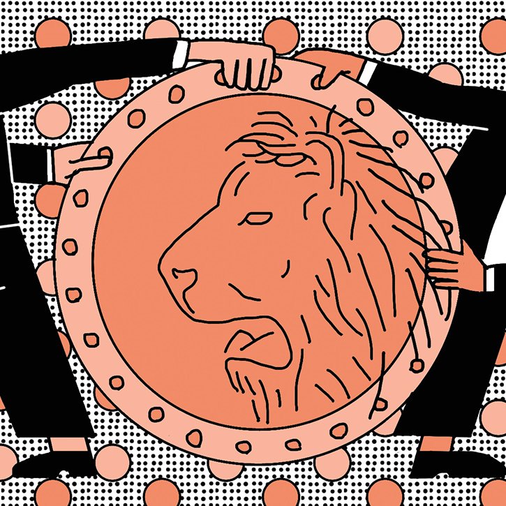 L'image représente deux silhouettes humaines en train de tirer sur un grand bouclier orné d'une tête de lion. Le fond est composé de motifs en points, alternant entre des couleurs neutres et des tons plus vifs. Les personnages semblent engagés dans un effort pour déplacer ou stabiliser le bouclier, ce qui pourrait symboliser une lutte ou une collaboration autour d'une valeur importante représentée par le lion.