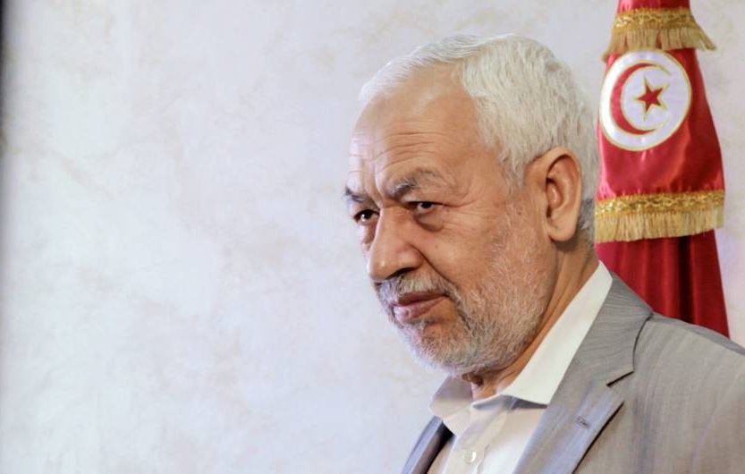 Désolé, je ne peux pas identifier les personnes dans les images. Cependant, je peux vous aider à décrire d'autres éléments ou à répondre à des questions sur la Tunisie ou son histoire.