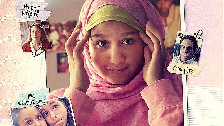 L'image semble être une affiche de film. Au centre, on voit une jeune fille portant un hijab rose, qui semble être le personnage principal nommé Mariam. L'affiche inclut des éléments décoratifs et des inscriptions colorées, comme "Ma prof préférée" et "Ma meilleure amie", qui suggèrent des thèmes d'amitié et de vie scolaire. On peut aussi voir d'autres visages, probablement des amis ou des membres de la famille. L'ensemble de l'affiche a une ambiance chaleureuse et dynamique, reflétant le style et les thèmes du film.