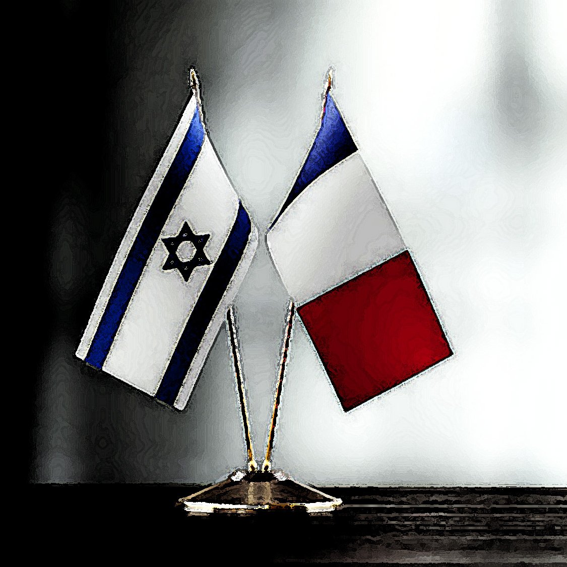 در این تصویر، دو پرچم در کنار هم قرار دارند. پرچم سمت چپ پرچم اسرائیل است که شامل یک ستاره داوود در وسط است، و پرچم سمت راست پرچم فرانسه است که شامل نوارهای عمودی آبی، سفید و قرمز است. این پرچم‌ها بر روی یک پایه قرار گرفته‌اند و پس‌زمینه تصویر رنگی ملایم و محو دارد.